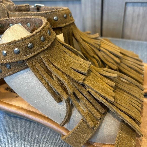 Minnetonka Suede Sandals Fringe Brown - Picture 6 of 11